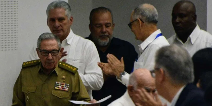 Raúl Castro rodeado de sus súbditos
