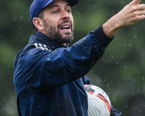 Internacional announces the signing of Uruguayan Paulo Pezzolano