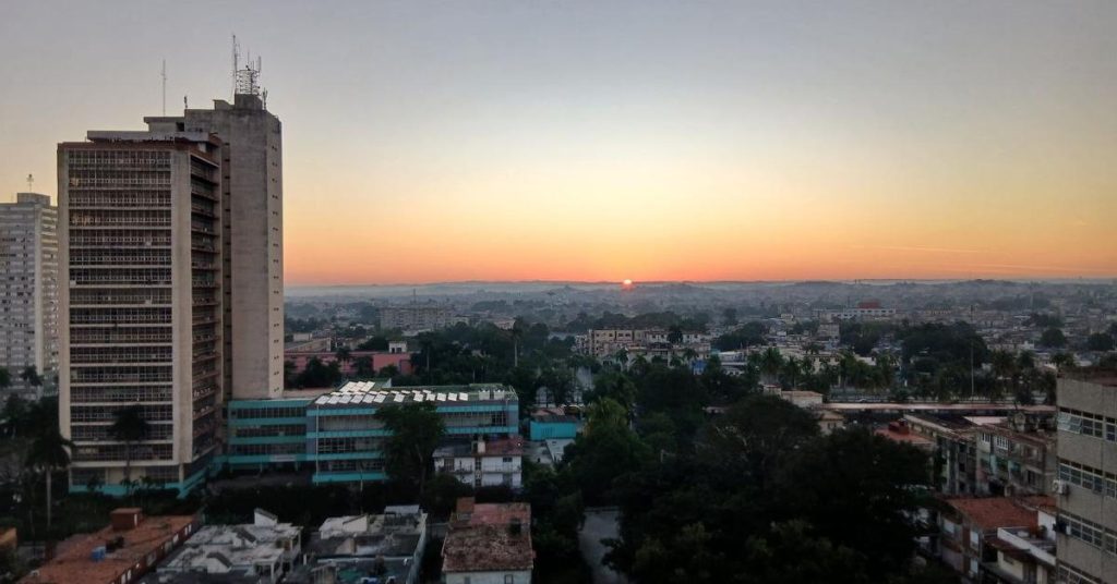 It has already been ten hours without electricity and without an elevator in the high buildings of Nuevo Vedado, in Havana