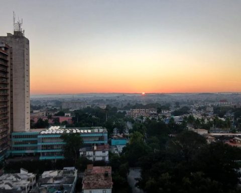 It has already been ten hours without electricity and without an elevator in the high buildings of Nuevo Vedado, in Havana