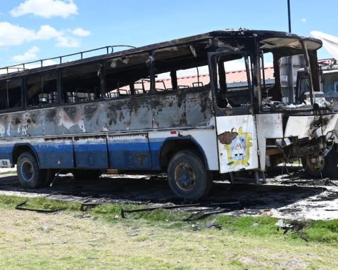 Jauja: Two people arrested after a bus fire at the Pedro Monge Institute
