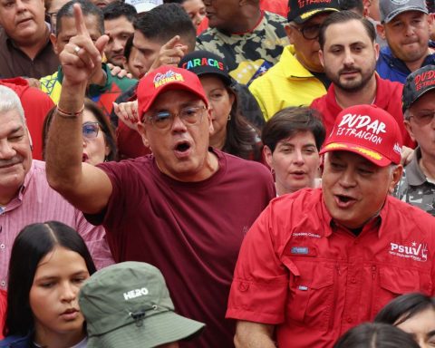 Jorge Rodríguez: the people are ready to defend the country