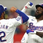 El cubano José Adolis García (d) con los Rangers de Texas. Foto: mlb.com / Archivo.
