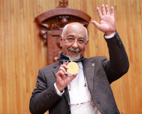 Leonardo Padura receives an honorary doctorate in Mexico for his “extraordinary” work