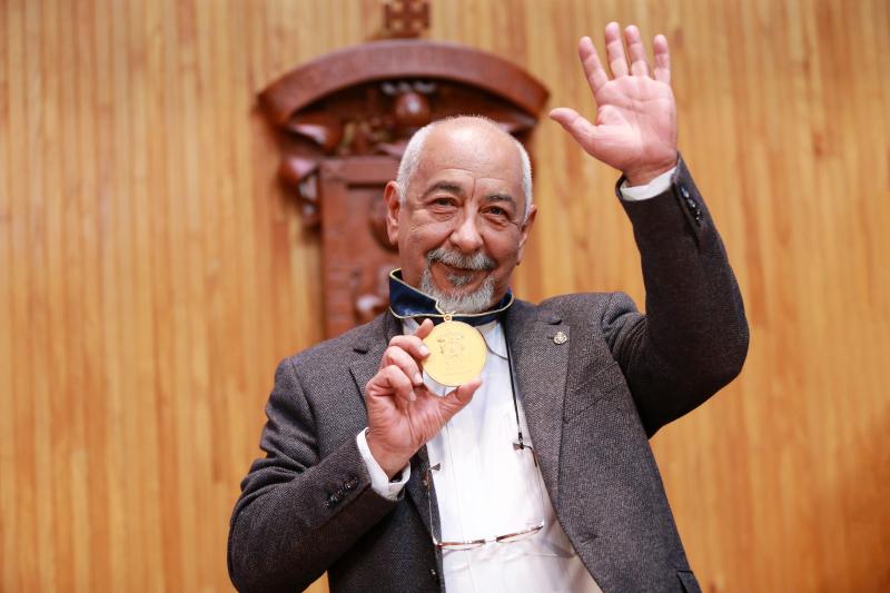 Leonardo Padura receives an honorary doctorate in Mexico for his “extraordinary” work