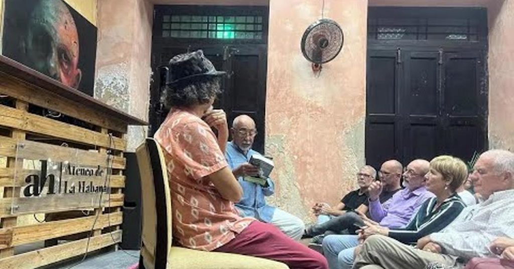 Leonardo Padura talks about Mario Vargas Llosa in a packed Havana Athenaeum