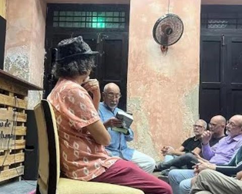 Leonardo Padura talks about Mario Vargas Llosa in a packed Havana Athenaeum