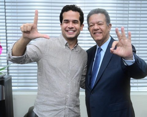Leonel faces the dilemma of whether to give his candidacy to his son Omar or insist