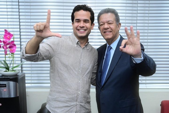 Leonel faces the dilemma of whether to give his candidacy to his son Omar or insist