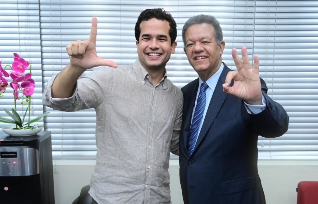 Leonel faces the dilemma of whether to give his candidacy to his son Omar or insist