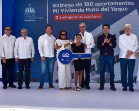 Luis Abinader between Christmas carols, new houses and long-awaited roads