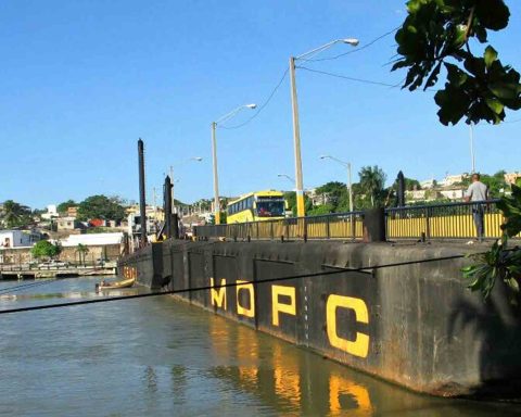 MOPC anuncia cierre puente flotante río Ozama para paso de embarcación
