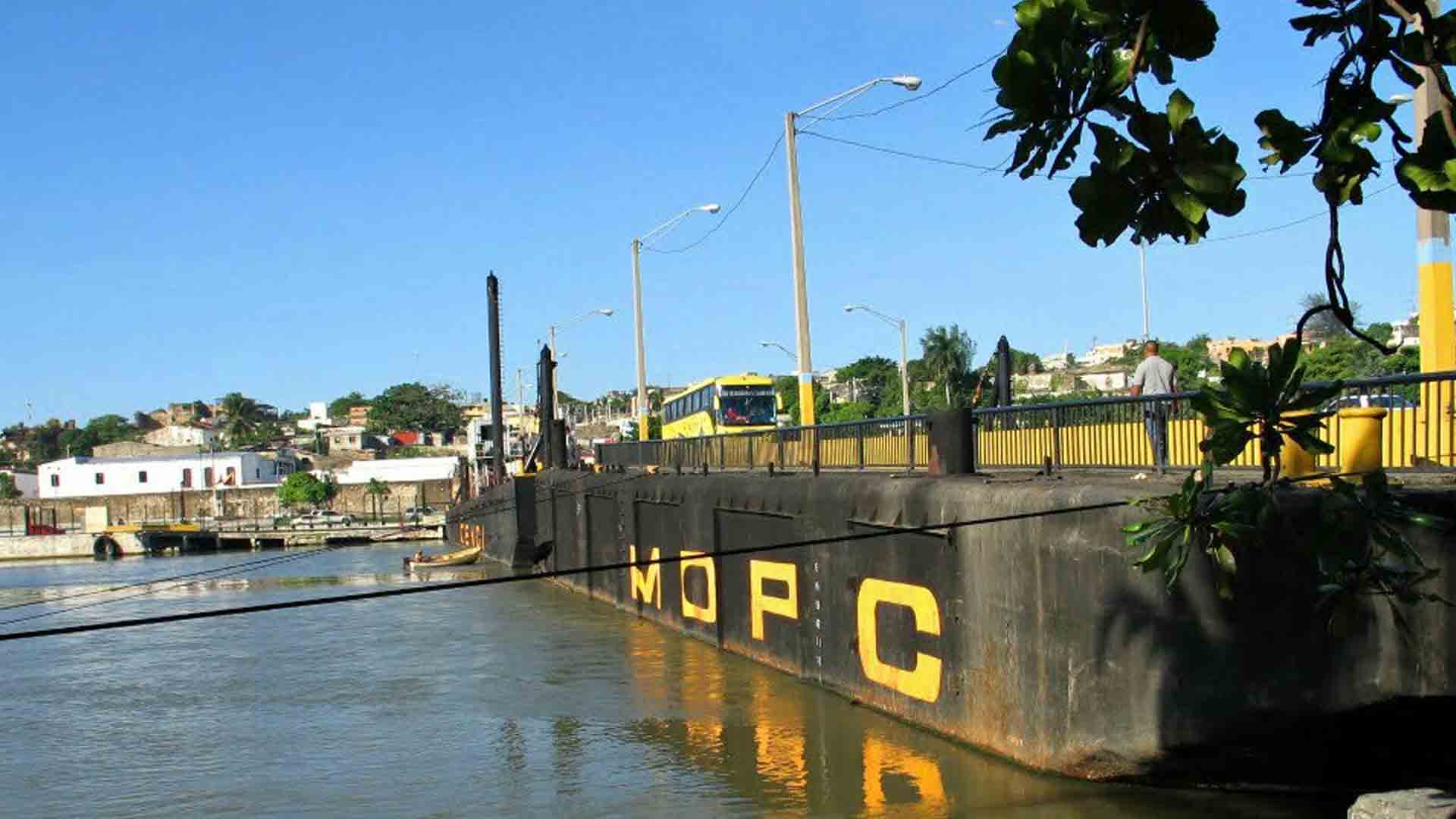 MOPC anuncia cierre puente flotante río Ozama para paso de embarcación