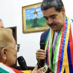Nicolás Maduro recibiendo la condecoración "Arquitecto de la Paz", creada por sí mismo, según reportes