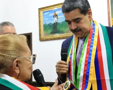 Nicolás Maduro recibiendo la condecoración "Arquitecto de la Paz", creada por sí mismo, según reportes