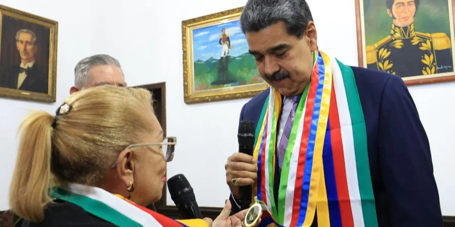 Nicolás Maduro recibiendo la condecoración "Arquitecto de la Paz", creada por sí mismo, según reportes