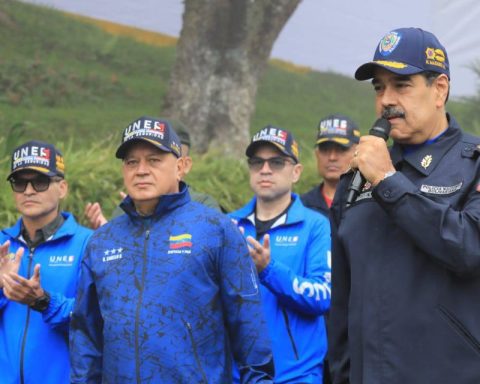 Maduro "in the face of the imperial threat" asks police officials for "resistance and offensive"