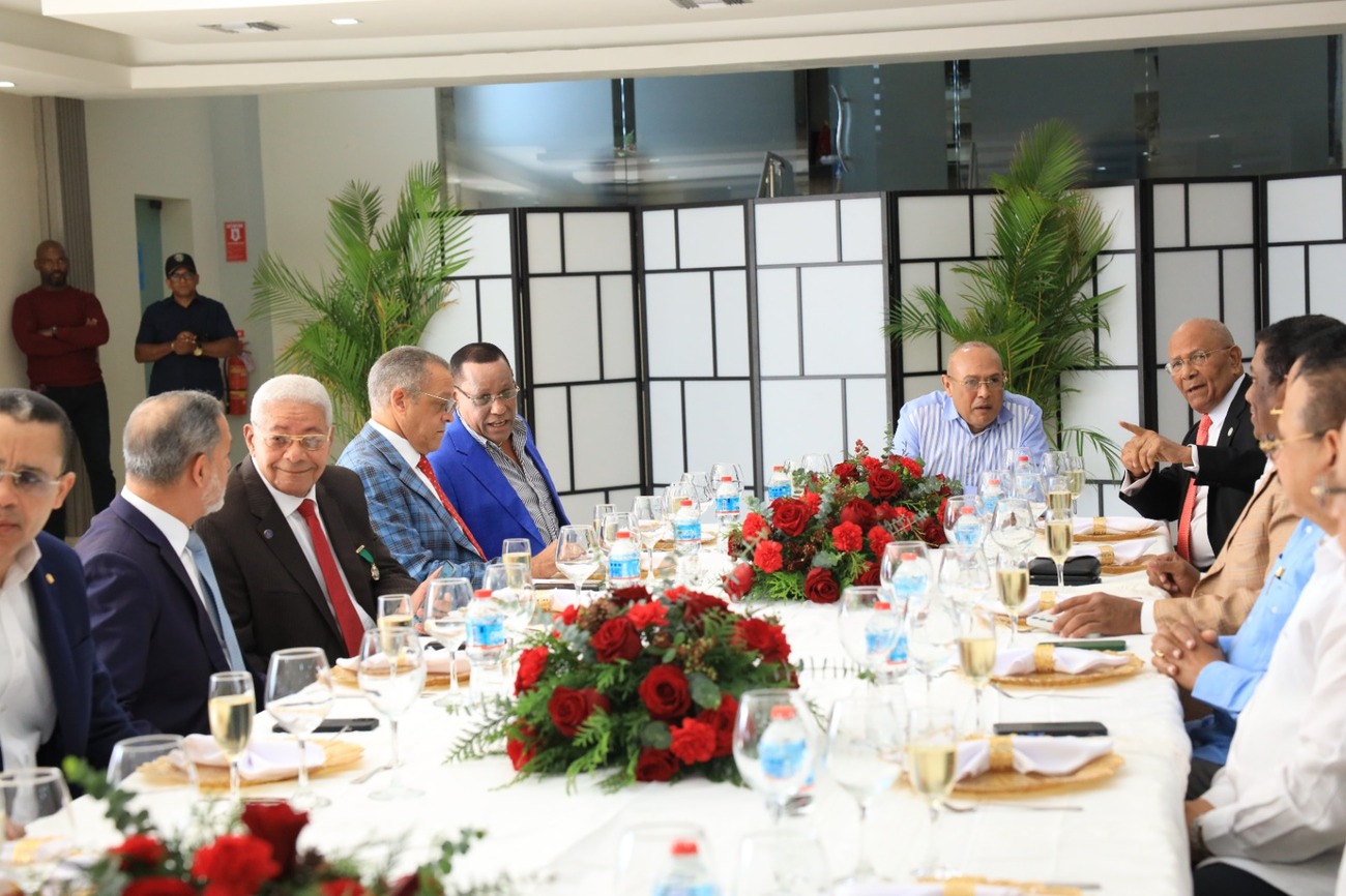 Major General Guzmán Peralta organizes historic meeting that honors the police legacy