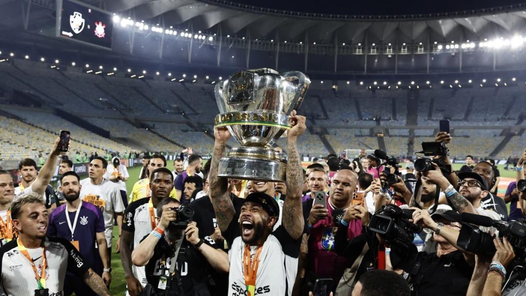 Memphis Depay gives the Brazilian Cup to Corinthians