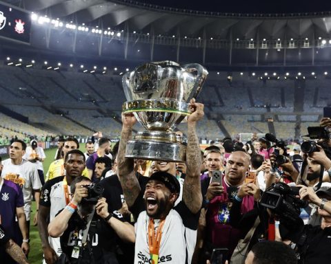 Memphis Depay gives the Brazilian Cup to Corinthians