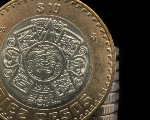 Mexican peso extends its advance to the area below 18 units per dollar