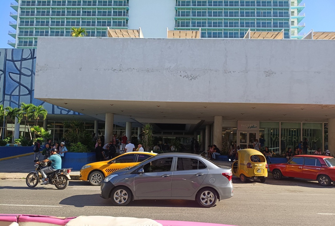 Ministry of Tourism denies giving donations to Cubans in hotels