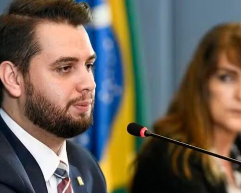 Moraes asks Filipe Martins to explain his use of social media