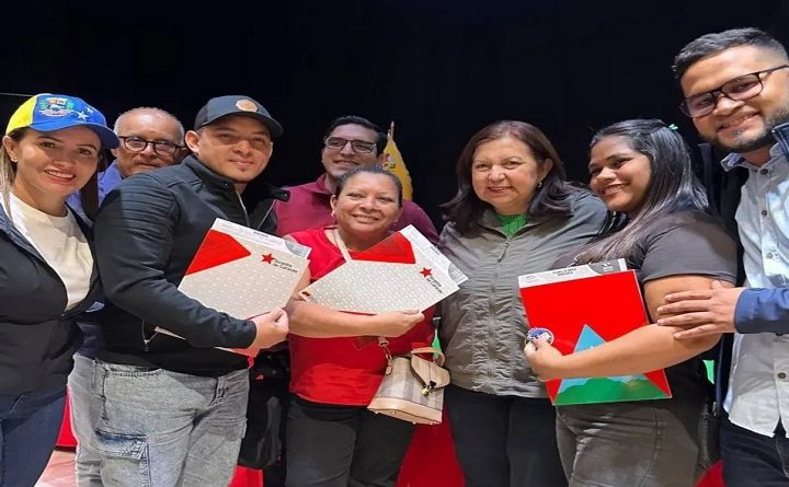 More than 200 Caracas families receive decent and own homes