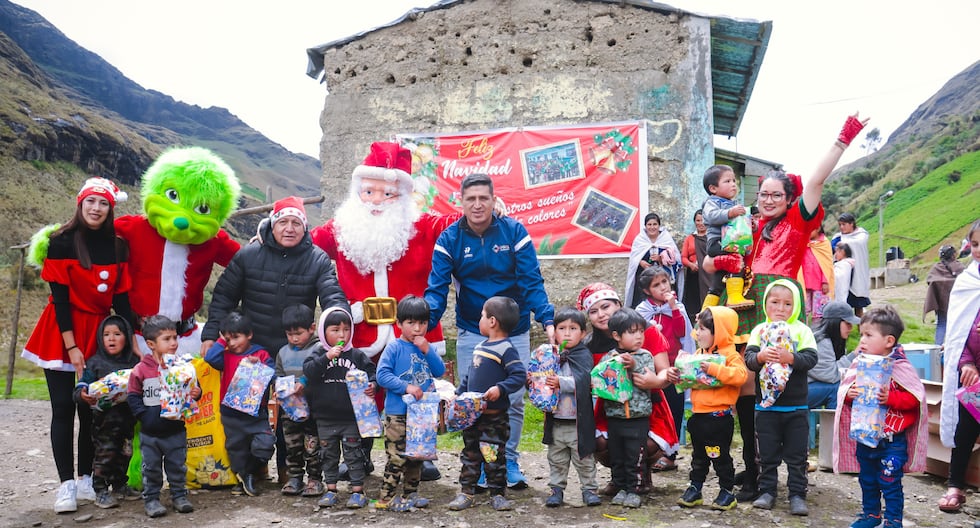 More than 200 children from the communities of Incacocha and Peser received gifts and chocolate