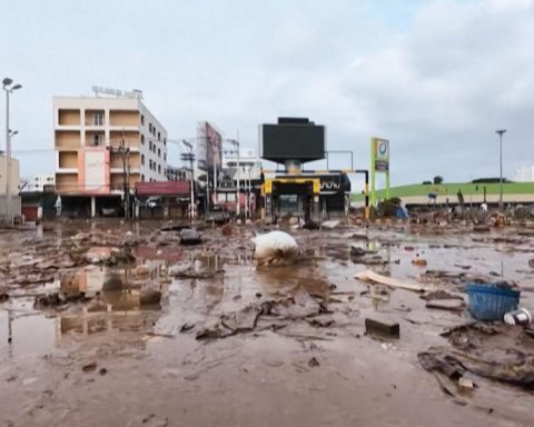 More than a thousand dead after devastating floods in Asia