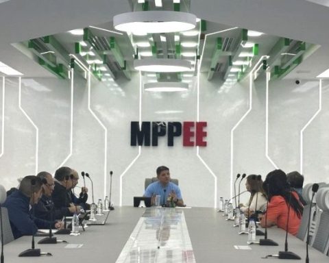 National government and private sector strengthen the national electrical system