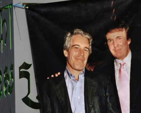 New photos of Epstein with Trump and public figures