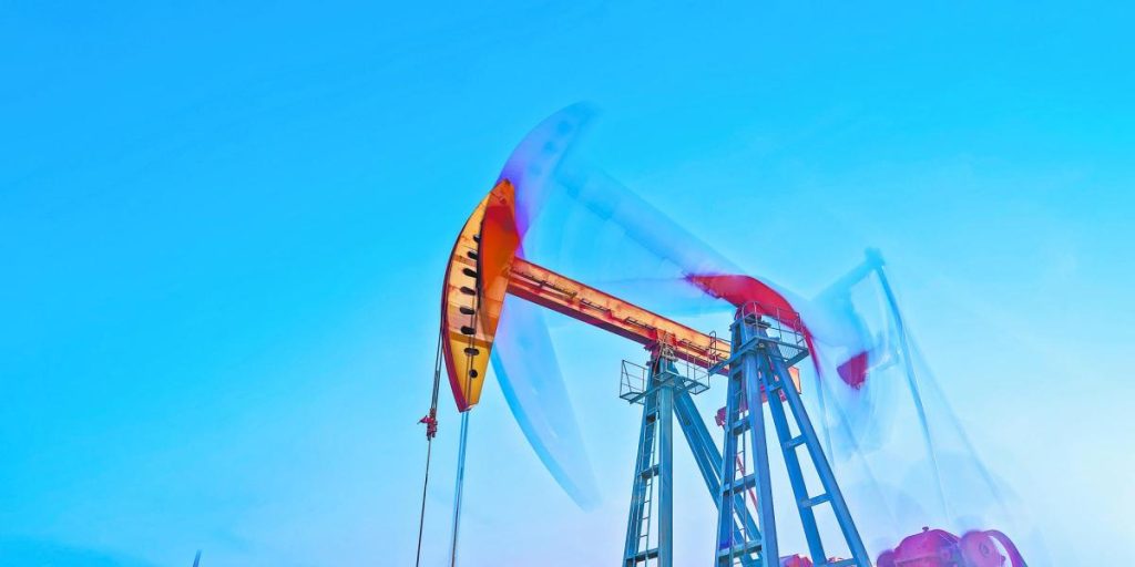 Oil prices close with losses due to geopolitical tensions and fear of oversupply