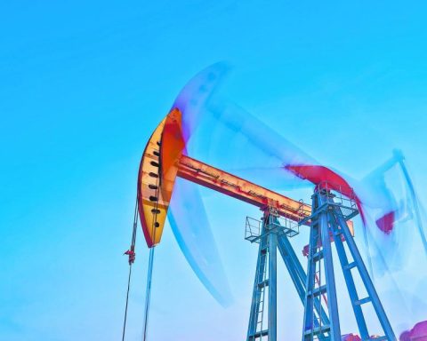 Oil prices close with losses due to geopolitical tensions and fear of oversupply