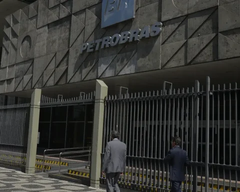 Oil workers approve national strike starting Monday