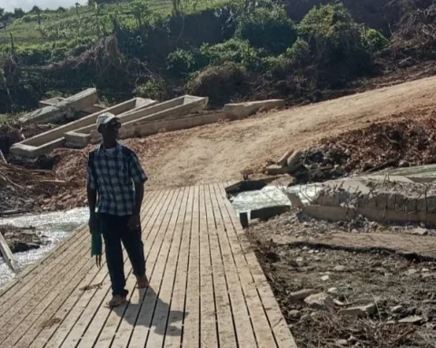 Los residentes en la localidad de Los Reynaldos, perteneciente al municipio de Songo La Maya, tuvieron que improvisar un puente tras el paso de Melissa para poder salir de su comunidad