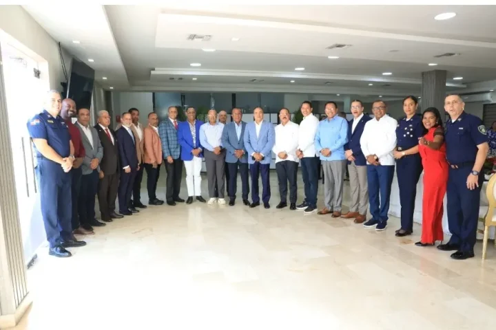 PN realiza almuerzo de confraternidad con ex jefes y ex directores generales