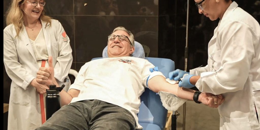 Padilha donates blood and starts vaccination against syncytial virus