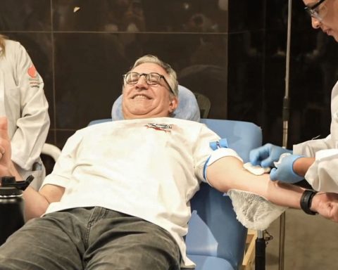 Padilha donates blood and starts vaccination against syncytial virus