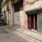 Escombros desprendidos de un balcón del edificio Macera, en La Habana