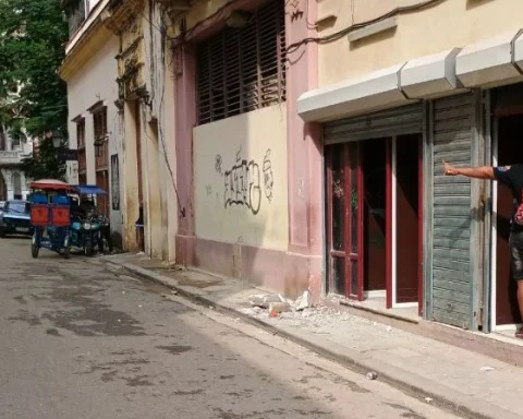 Escombros desprendidos de un balcón del edificio Macera, en La Habana
