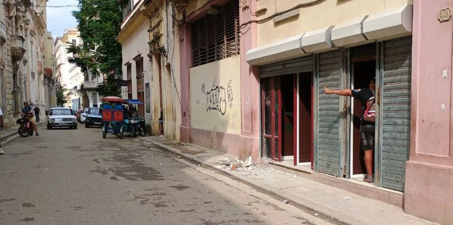 Escombros desprendidos de un balcón del edificio Macera, en La Habana