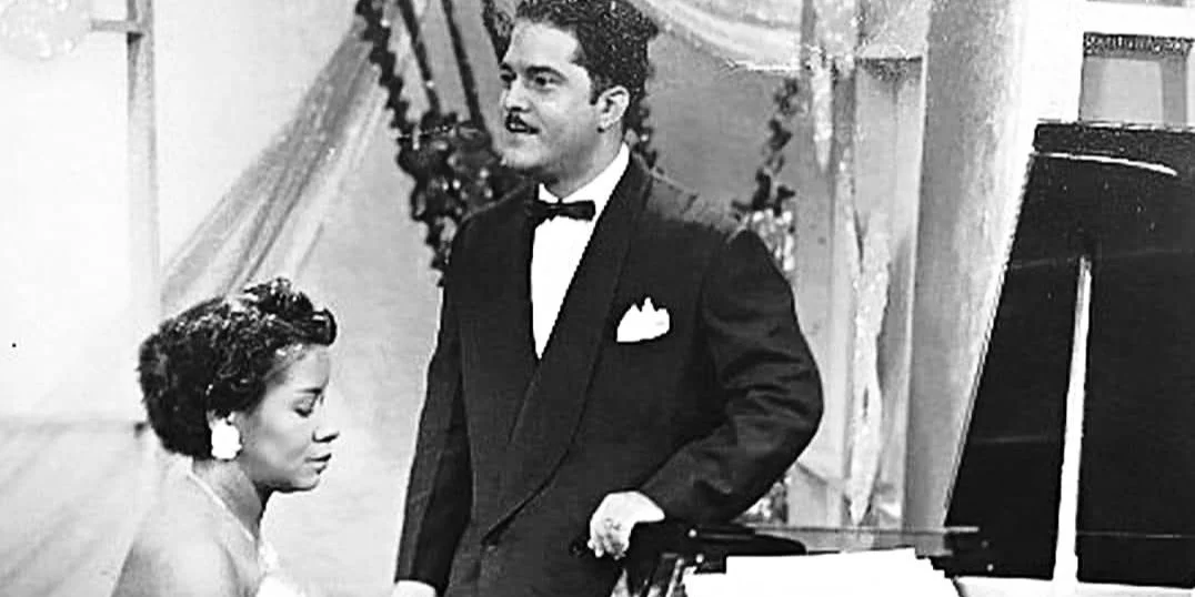 Isolina Carrillo acompañando en el piano a su esposo, el cantante Guillermo Arronte, quien estrenó su gran éxito 'Dos gardenias'