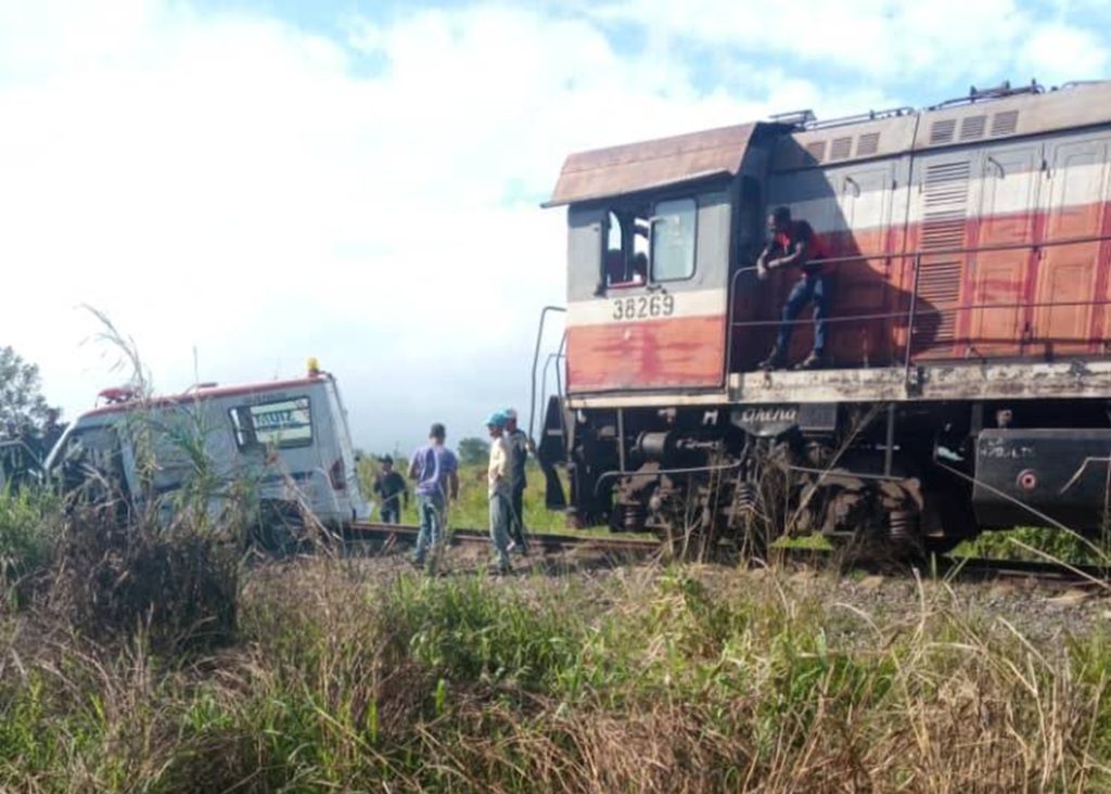 Passenger train crashes into an ambulance in Artemisa