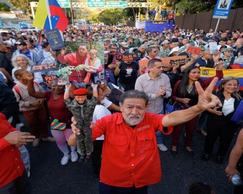 Pueblo revolucionario de Caracas se moviliza este lunes en defensa de la paz y soberanía en el país desde la sede del TSJ
