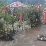 Explosión de tubería deja viviendas inundadas y familias en la calle en Sabana Iglesia