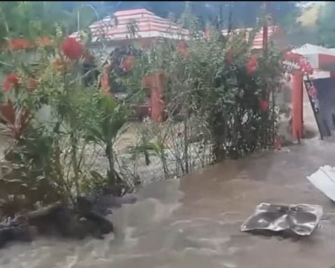 Explosión de tubería deja viviendas inundadas y familias en la calle en Sabana Iglesia