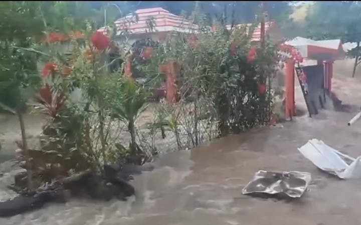 Explosión de tubería deja viviendas inundadas y familias en la calle en Sabana Iglesia