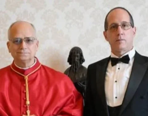 El papa León XIV y el embajador del régimen cubano ante la Santa Sede, Leyde Rodríguez Hernández