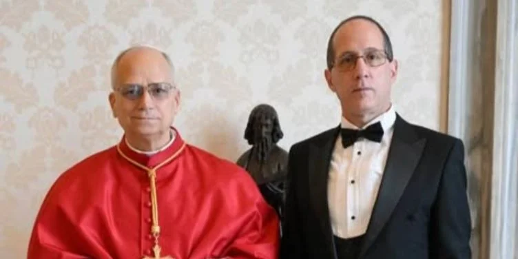 El papa León XIV y el embajador del régimen cubano ante la Santa Sede, Leyde Rodríguez Hernández